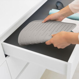Brabantia silikonska podloga za sušenje posode siva 230042